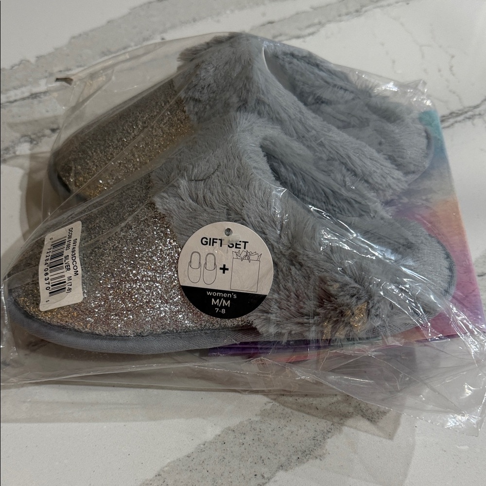 Dearfoams Ladies 7-8 Silver and Gray Fuzzy Slippers Gift Set